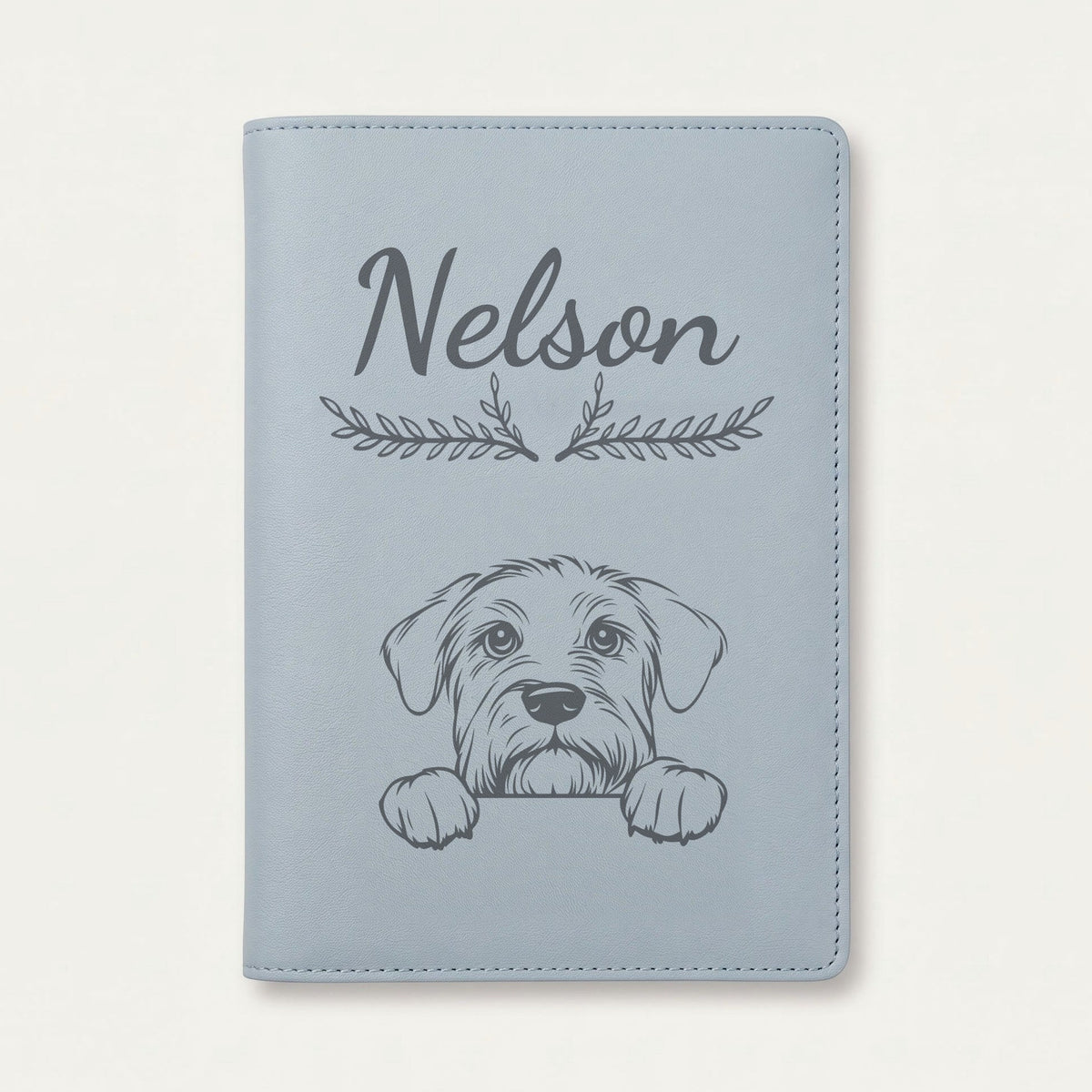 Protège carnet de santé chien personnalisé – Terrier noir russe — Bleu nuage — Bouquet — gravure « Nelson »