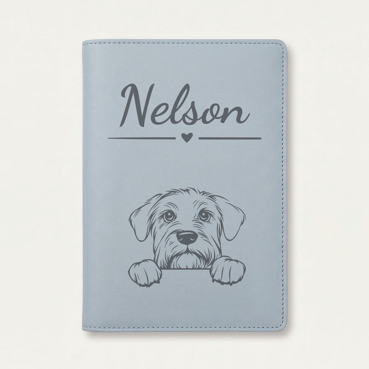 Protège carnet de santé chien personnalisé – Terrier noir russe — Bleu nuage — Cœur — gravure « Nelson »