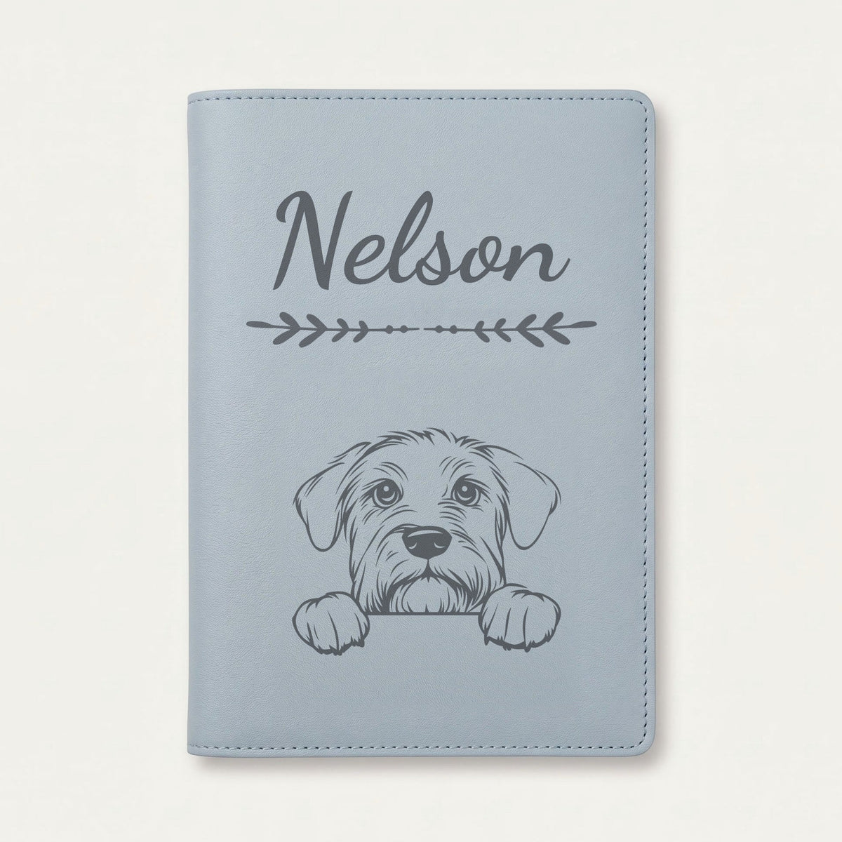 Protège carnet de santé chien personnalisé – Terrier noir russe — Bleu nuage — Flèche — gravure « Nelson »