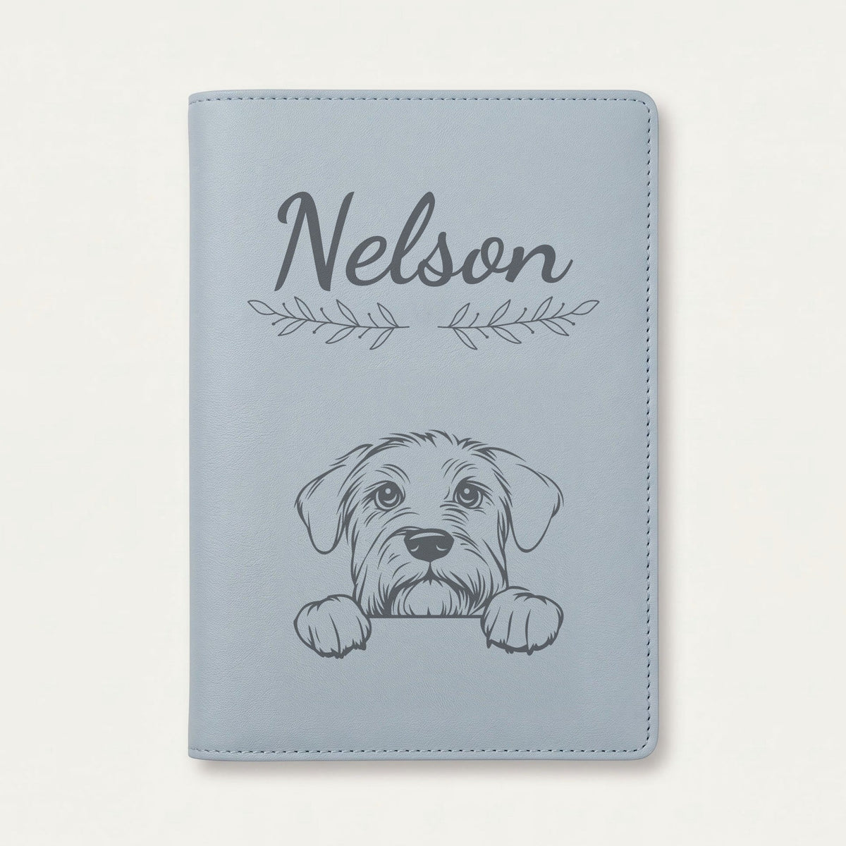 Protège carnet de santé chien personnalisé – Terrier noir russe — Bleu nuage — Rameaux — gravure « Nelson »