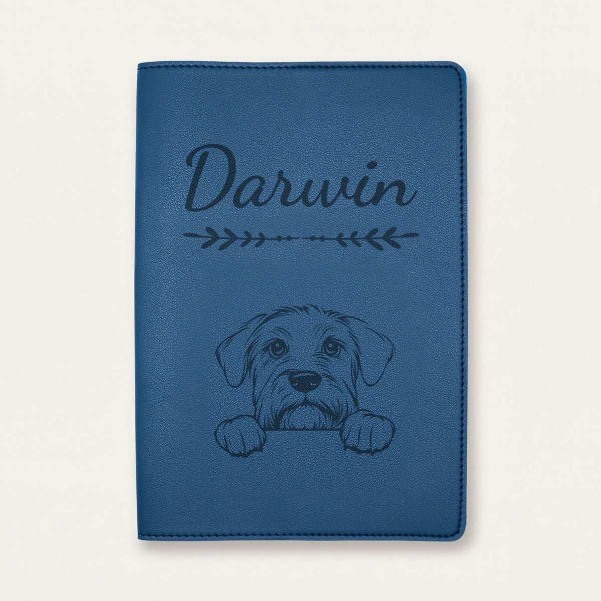 Protège carnet de santé chien personnalisé – Terrier noir russe — Bleu nuit — Flèche — gravure « Darwin »