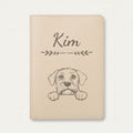 Protège carnet de santé chien personnalisé – Terrier noir russe — Crème vanille — Flèche — gravure « Kim »