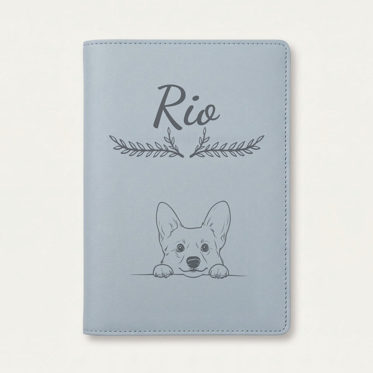 Protège carnet de santé chien personnalisé – Welsh corgi cardigan — Bleu nuage — Bouquet — gravure « Rio »