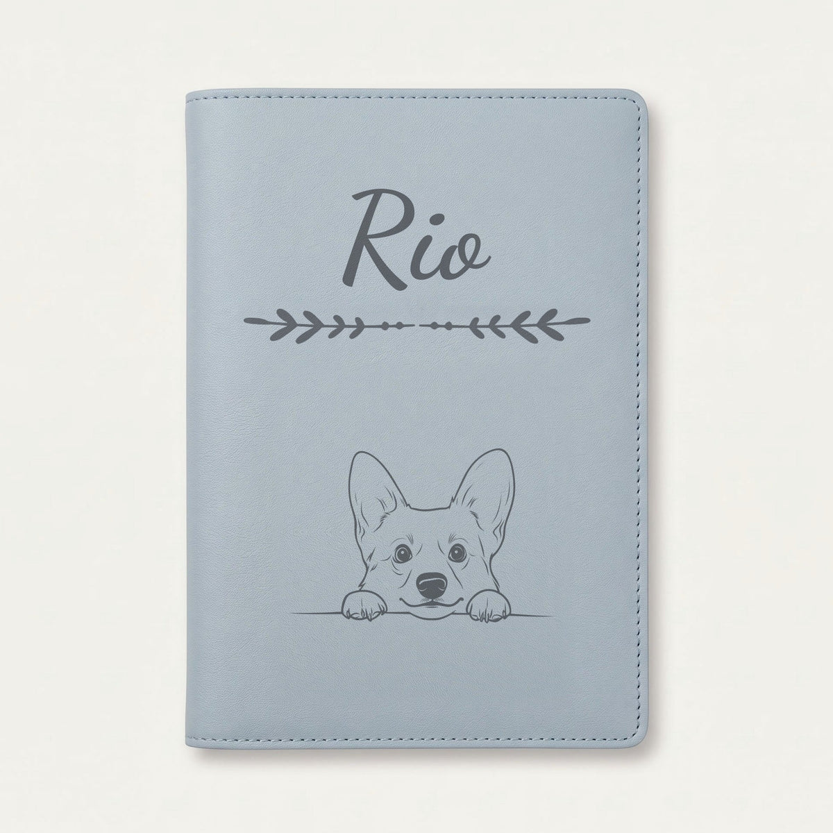 Protège carnet de santé chien personnalisé – Welsh corgi cardigan — Bleu nuage — Flèche — gravure « Rio »