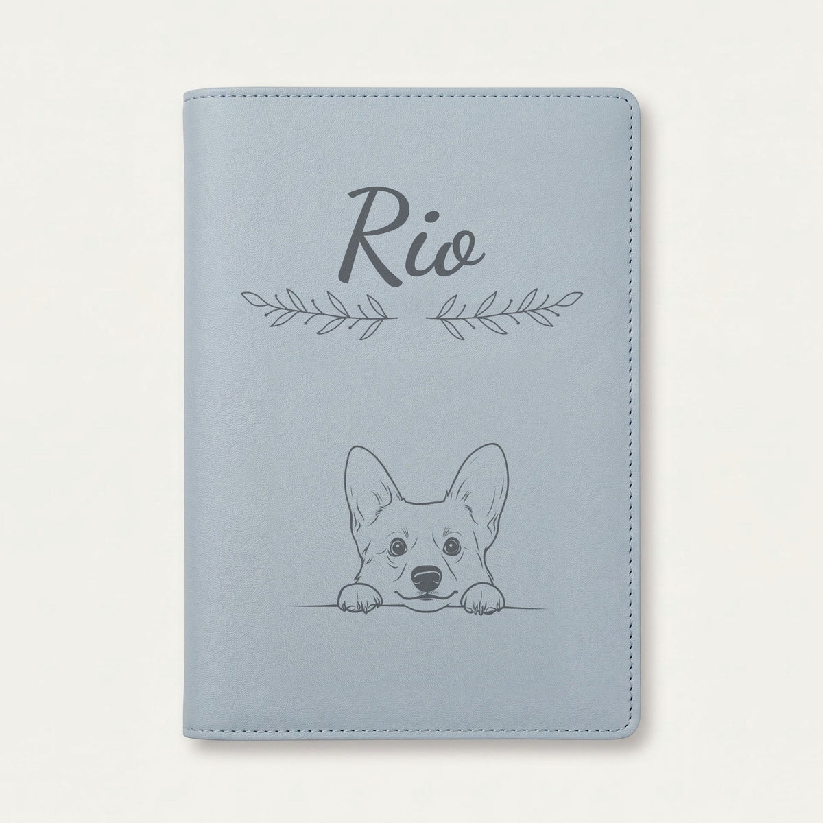 Protège carnet de santé chien personnalisé – Welsh corgi cardigan — Bleu nuage — Rameaux — gravure « Rio »
