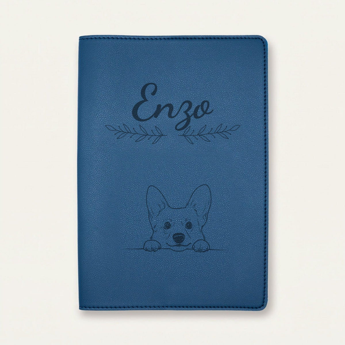 Protège carnet de santé chien personnalisé – Welsh corgi cardigan — Bleu nuit — Rameaux — gravure « Enzo »