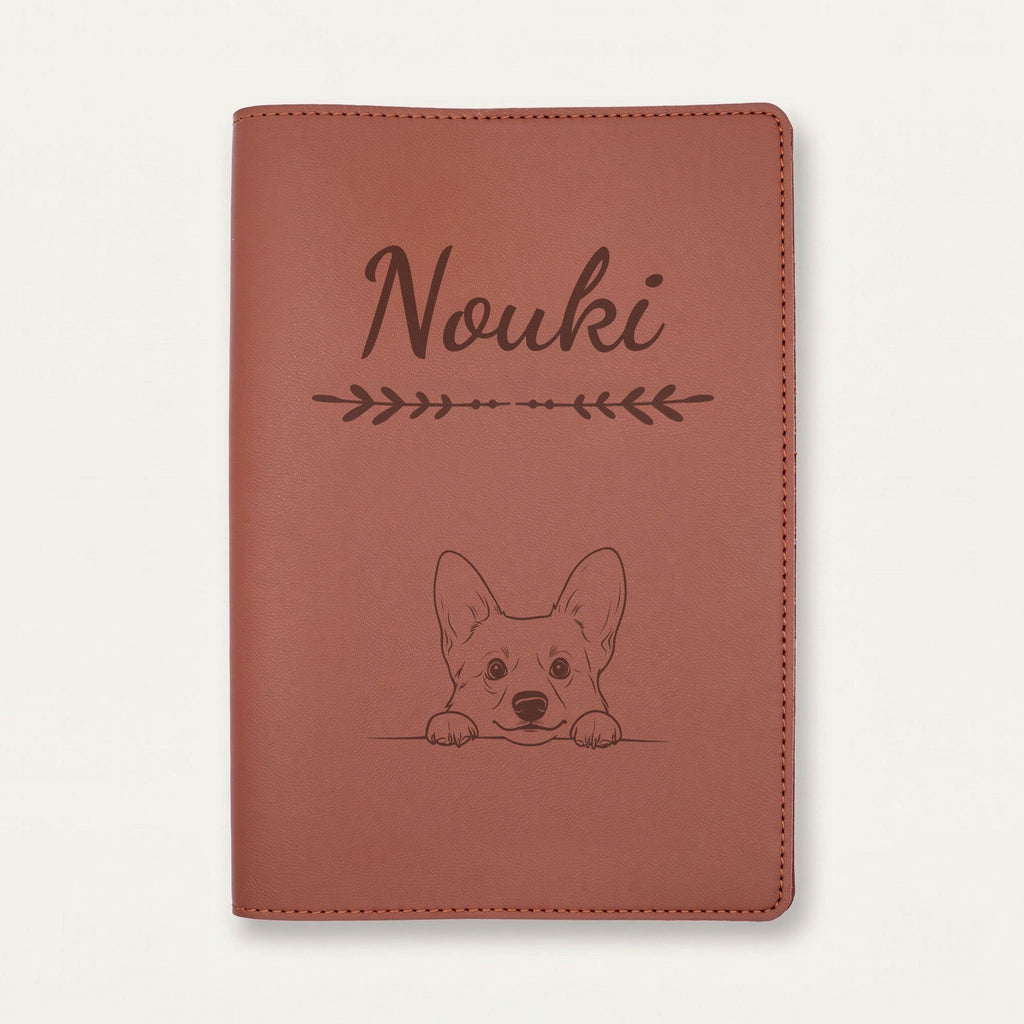 Protège carnet de santé chien personnalisé – Welsh corgi cardigan — Chocolat — Flèche — gravure « Nouki »