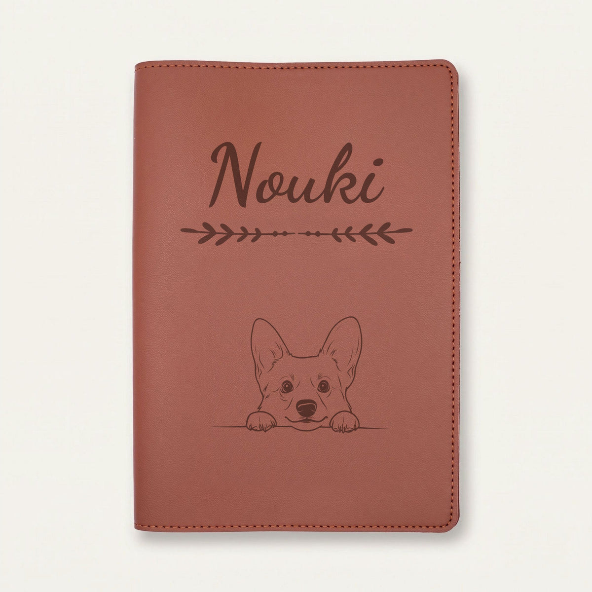 Protège carnet de santé chien personnalisé – Welsh corgi cardigan — Chocolat — Flèche — gravure « Nouki »