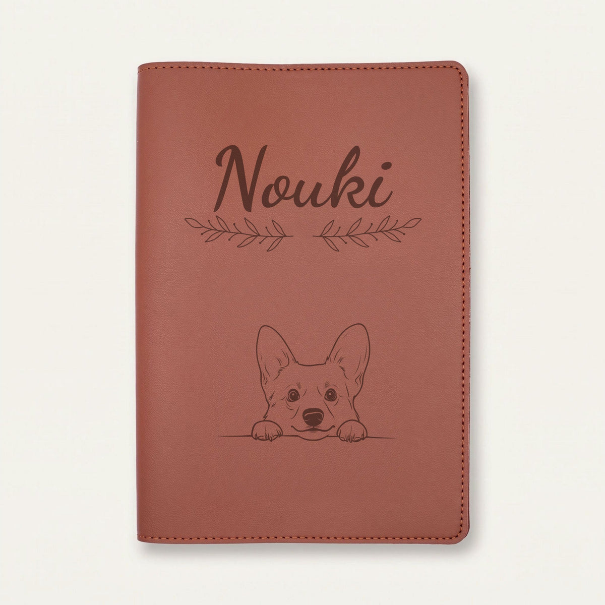 Protège carnet de santé chien personnalisé – Welsh corgi cardigan — Chocolat — Rameaux — gravure « Nouki »