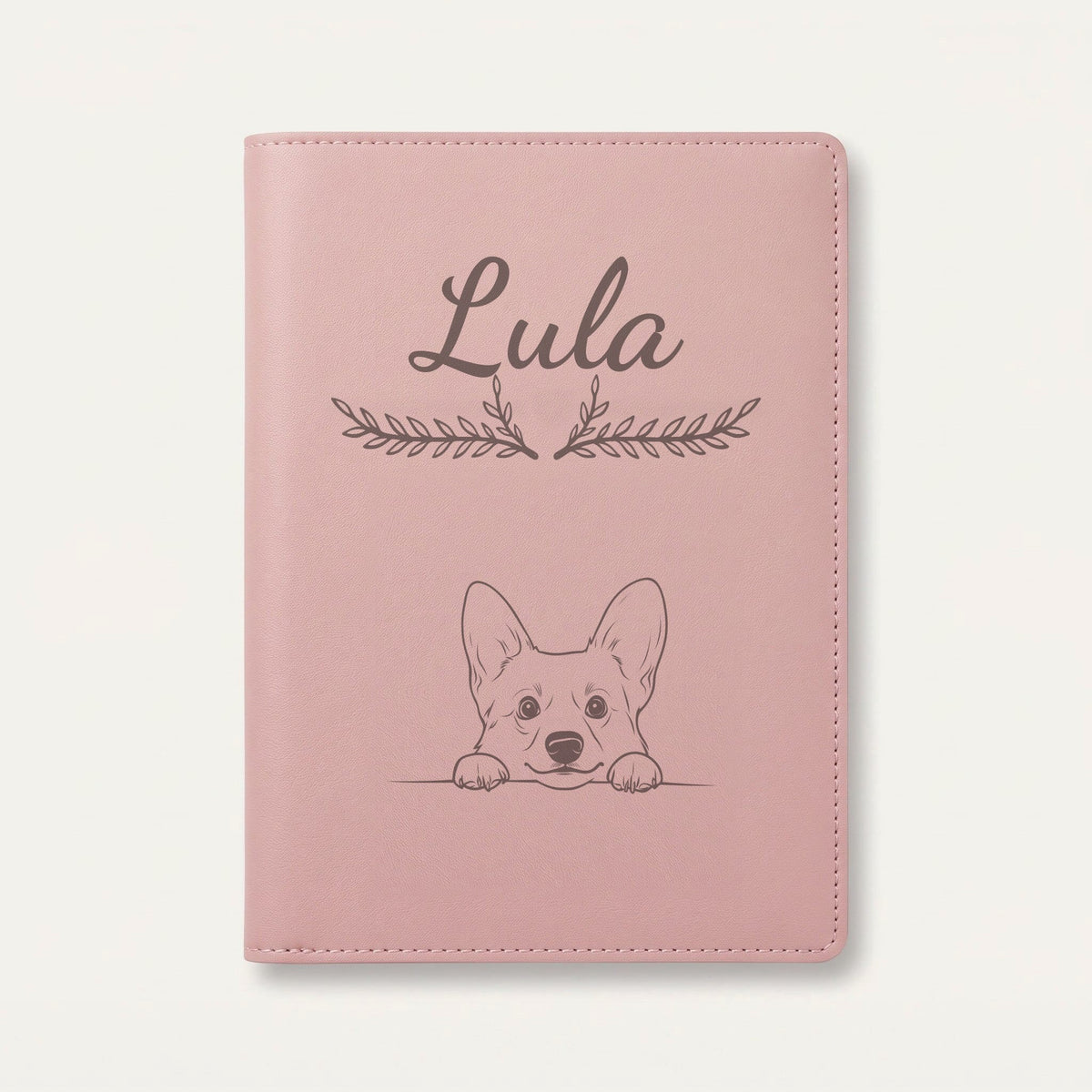 Protège carnet de santé chien personnalisé – Welsh corgi cardigan — Rose dragée — Bouquet — gravure « Lula »