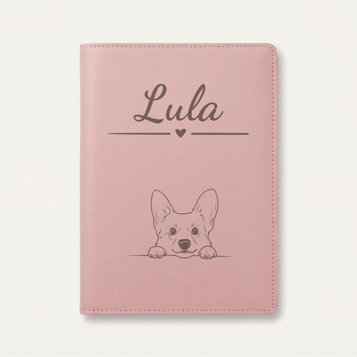 Protège carnet de santé chien personnalisé – Welsh corgi cardigan — Rose dragée — Cœur — gravure « Lula »