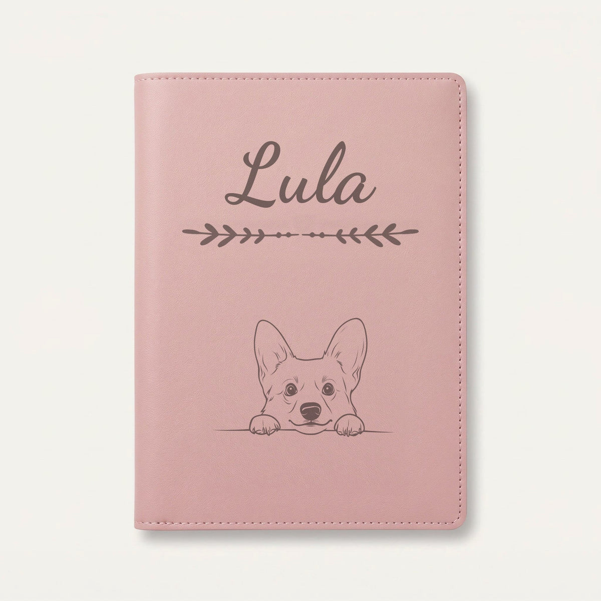 Protège carnet de santé chien personnalisé – Welsh corgi cardigan — Rose dragée — Flèche — gravure « Lula »