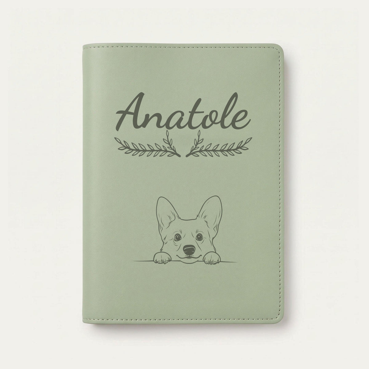 Protège carnet de santé chien personnalisé – Welsh corgi cardigan — Vert sauge — Bouquet — gravure « Anatole »
