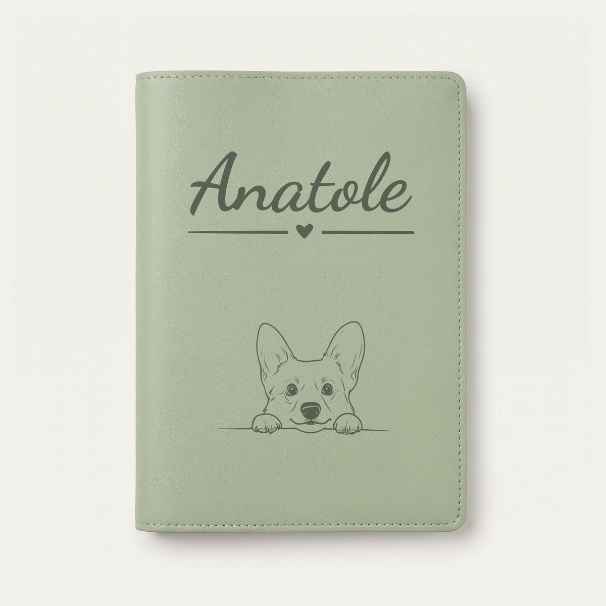 Protège carnet de santé chien personnalisé – Welsh corgi cardigan — Vert sauge — Cœur — gravure « Anatole »