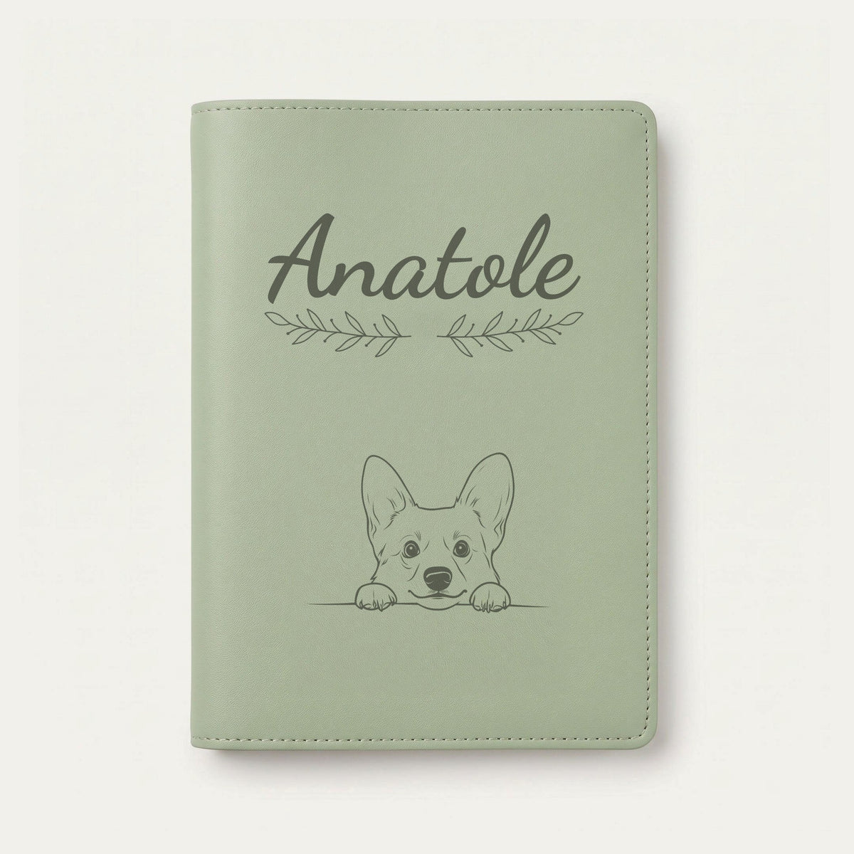 Protège carnet de santé chien personnalisé – Welsh corgi cardigan — Vert sauge — Rameaux — gravure « Anatole »