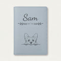 Protège carnet de santé chien personnalisé – Welsh corgi pembroke — Bleu nuage — Flèche — gravure « Sam »