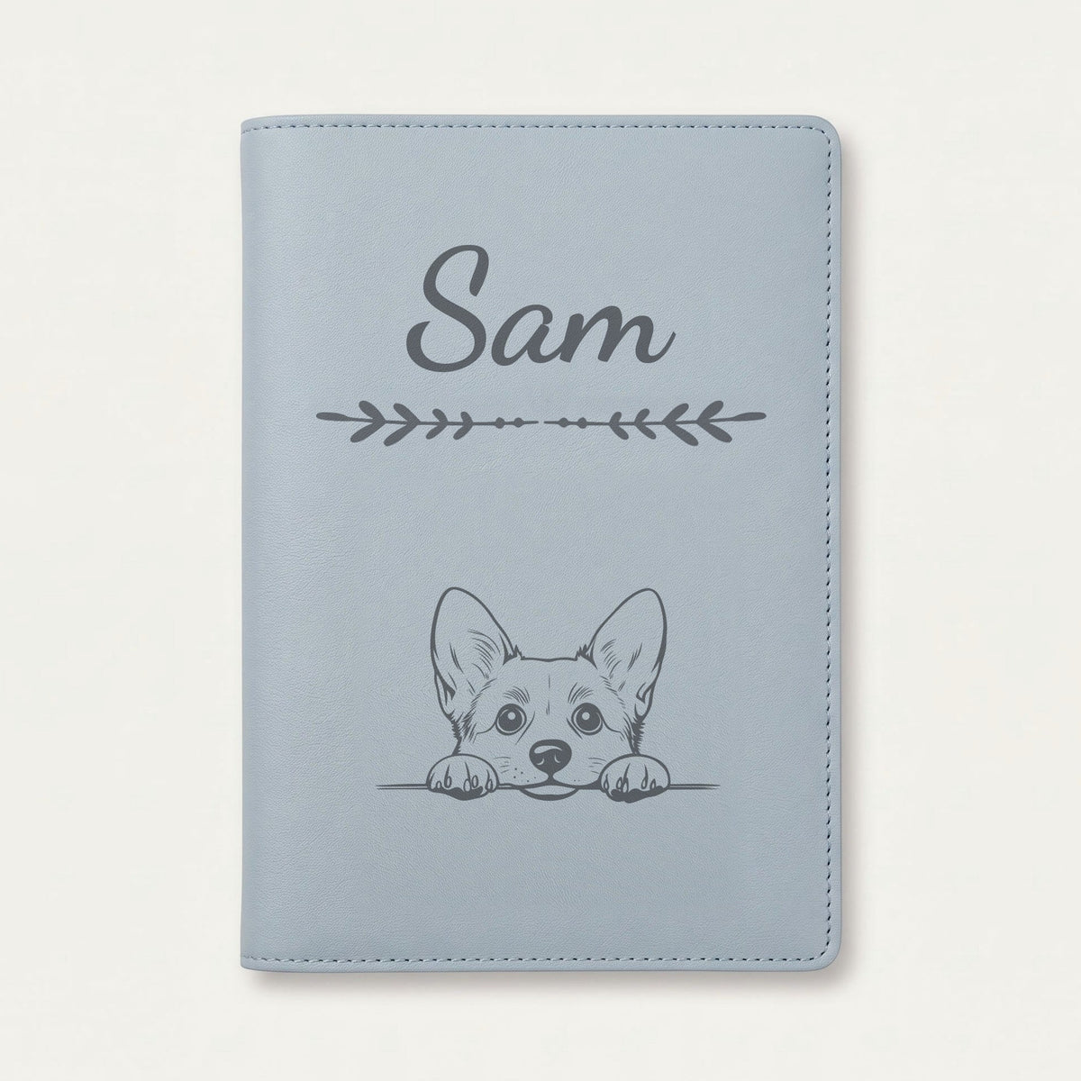 Protège carnet de santé chien personnalisé – Welsh corgi pembroke — Bleu nuage — Flèche — gravure « Sam »