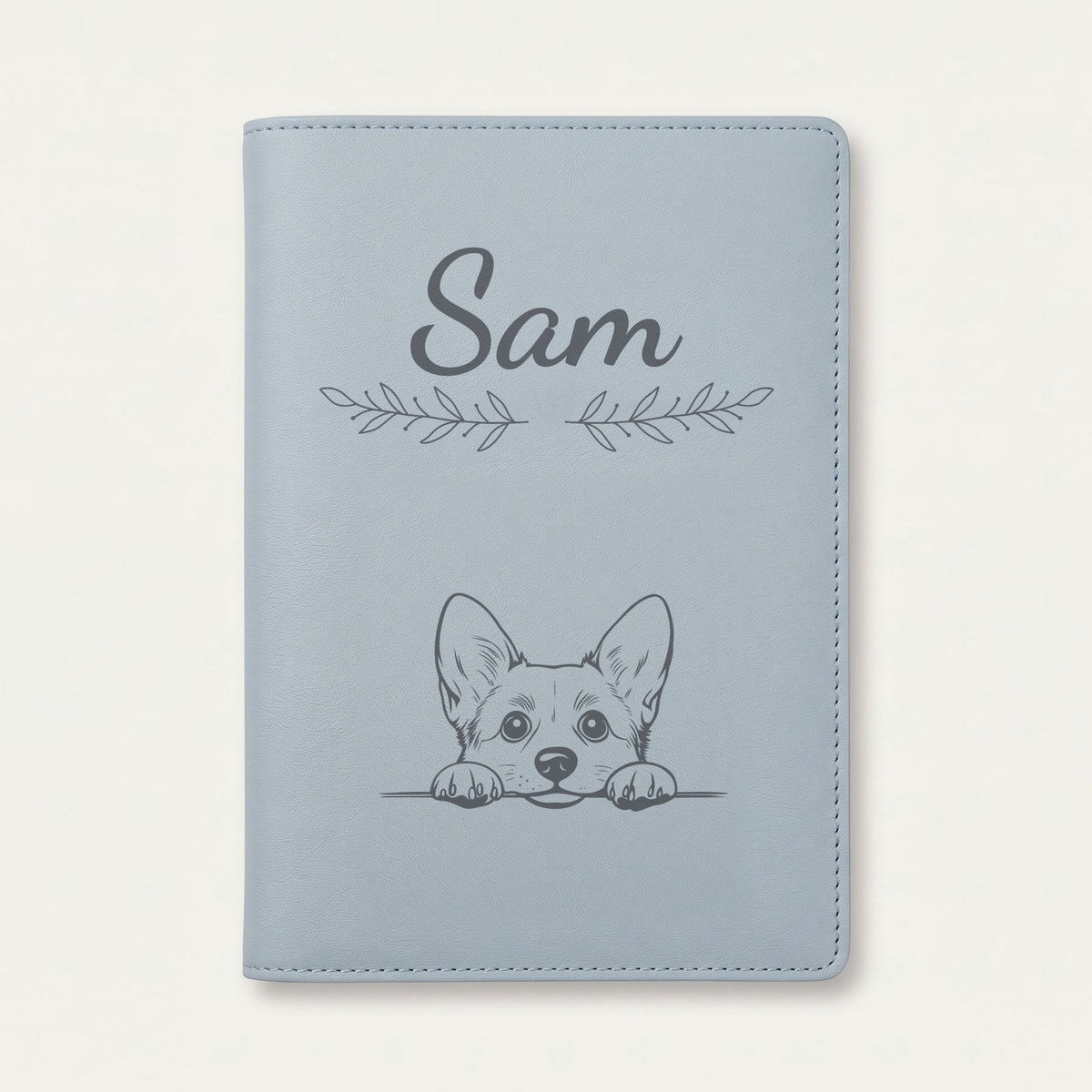 Protège carnet de santé chien personnalisé – Welsh corgi pembroke — Bleu nuage — Rameaux — gravure « Sam »