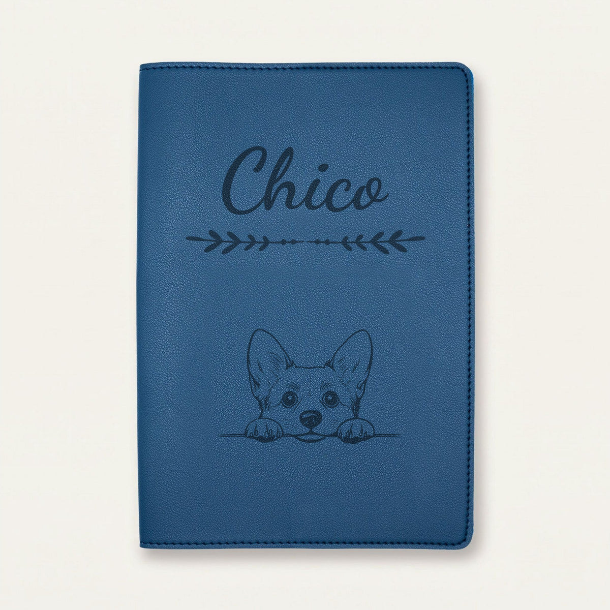 Protège carnet de santé chien personnalisé – Welsh corgi pembroke — Bleu nuit — Flèche — gravure « Chico »