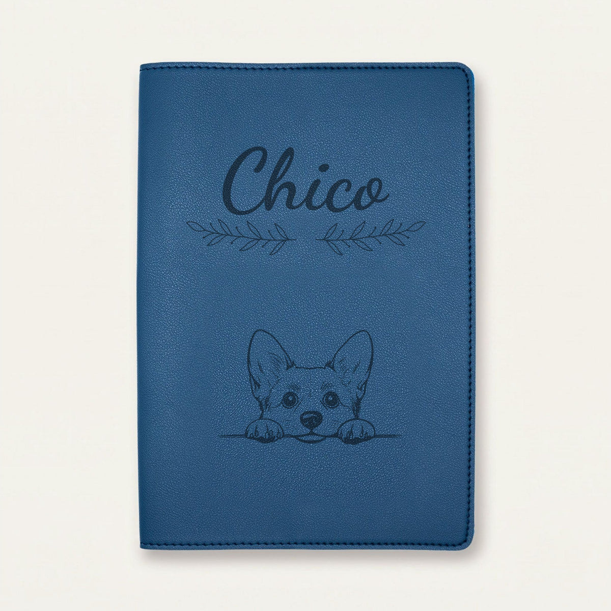Protège carnet de santé chien personnalisé – Welsh corgi pembroke — Bleu nuit — Rameaux — gravure « Chico »