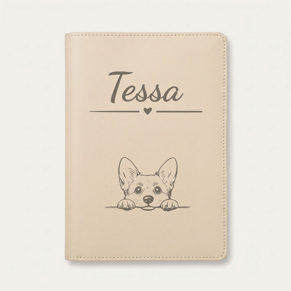 Protège carnet de santé chien personnalisé – Welsh corgi pembroke — Crème vanille — Cœur — gravure « Tessa »