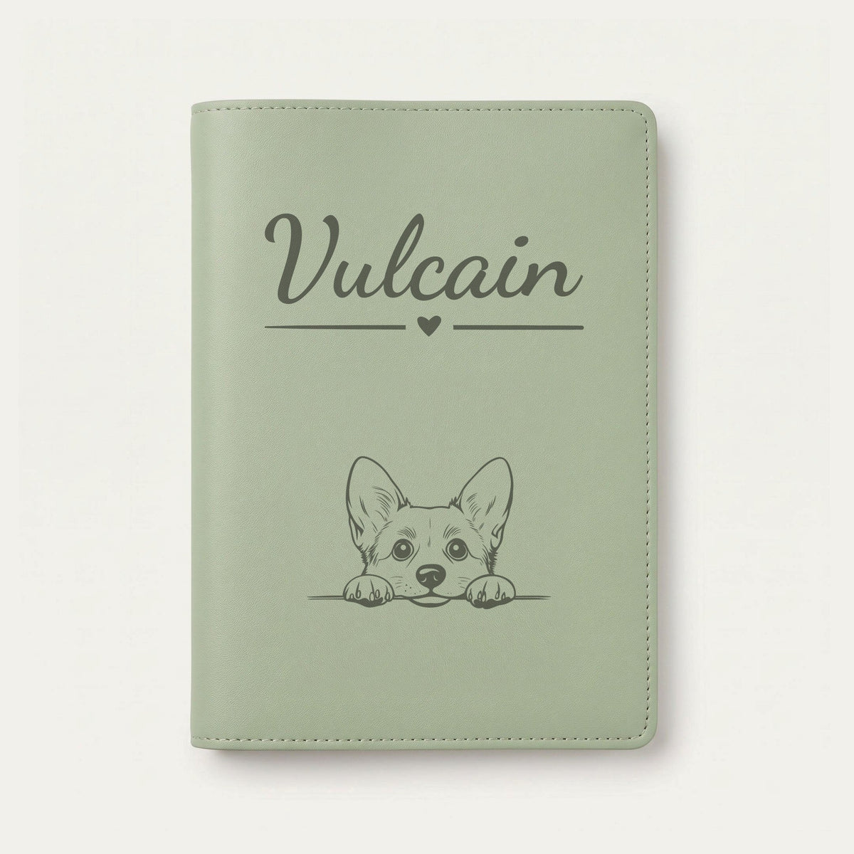 Protège carnet de santé chien personnalisé – Welsh corgi pembroke — Vert sauge — Cœur — gravure « Vulcain »