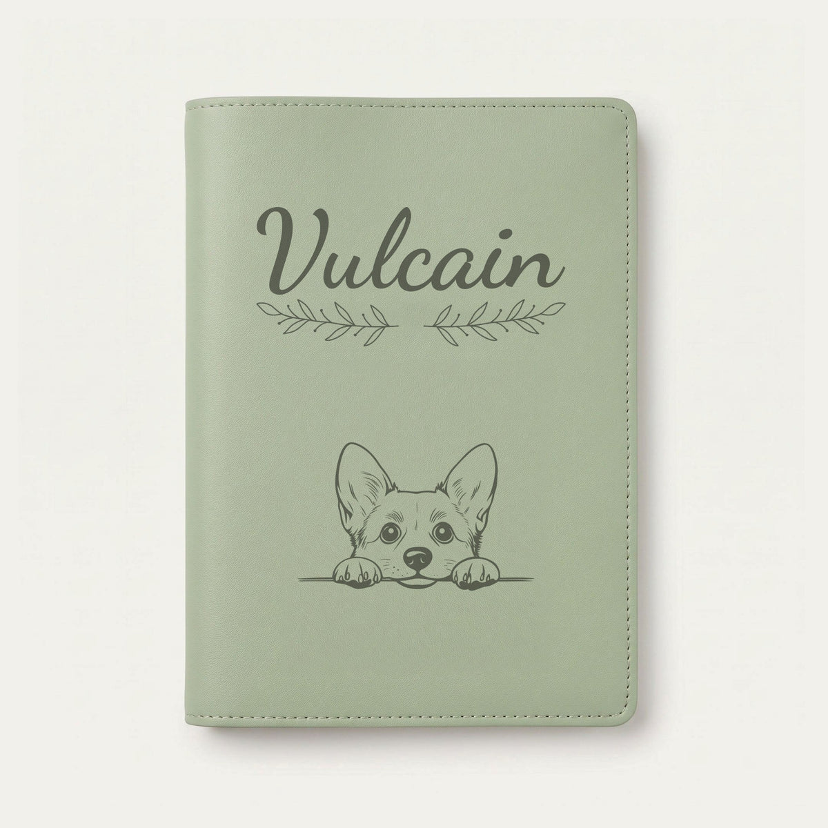 Protège carnet de santé chien personnalisé – Welsh corgi pembroke — Vert sauge — Rameaux — gravure « Vulcain »