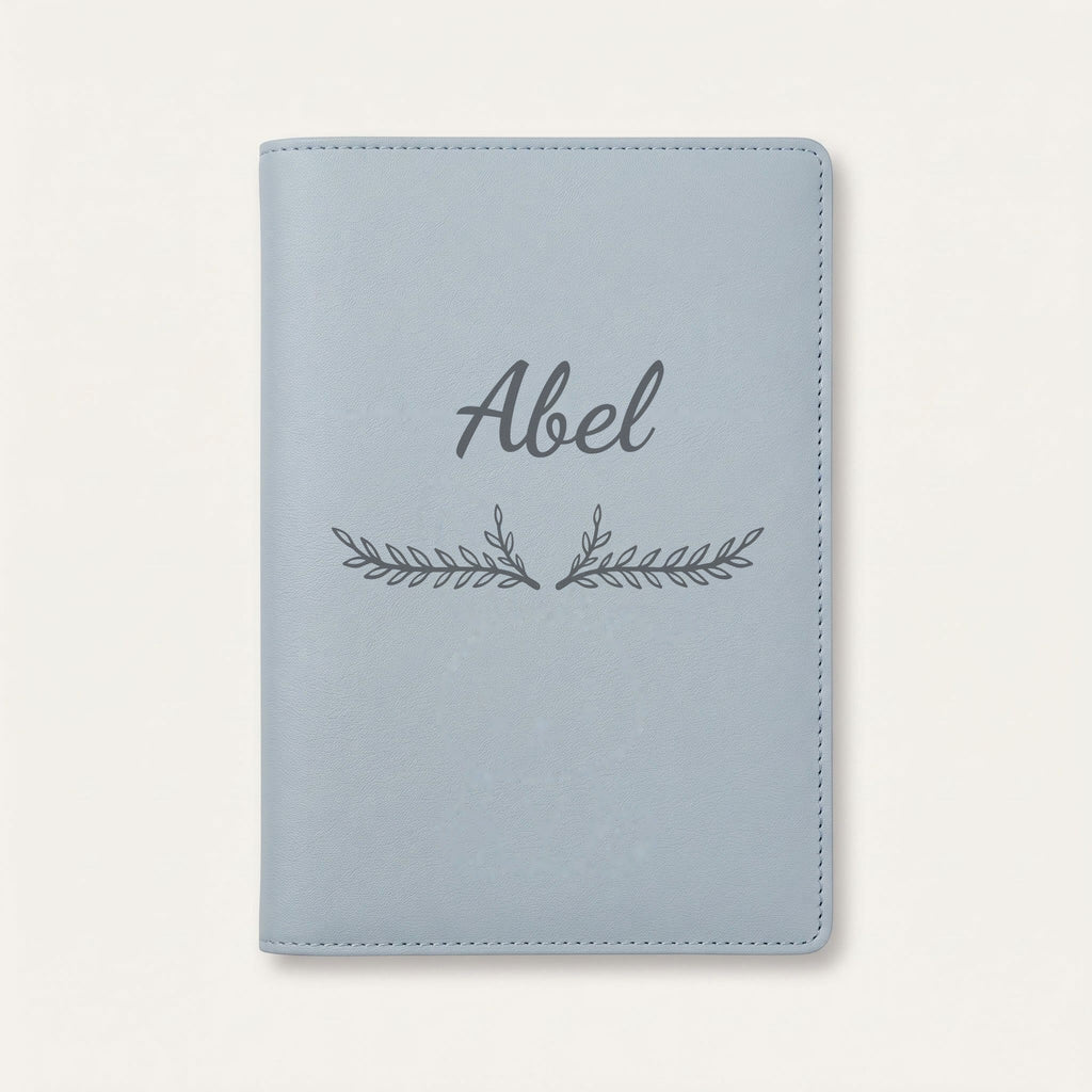 Protège carnet de santé personnalisé Abel — Bleu nuage — prénom « Abel » gravé, ornement Bouquet