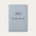Protège carnet de santé personnalisé Abel — Bleu nuage — prénom « Abel » gravé, ornement Bouquet