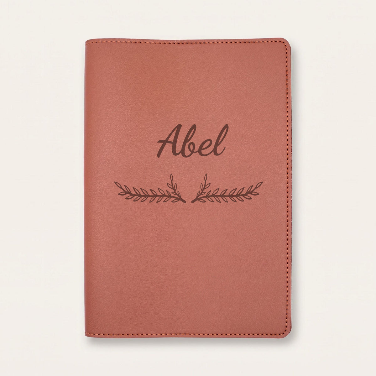 Protège carnet de santé personnalisé Abel — Chocolat — prénom « Abel » gravé, ornement Bouquet