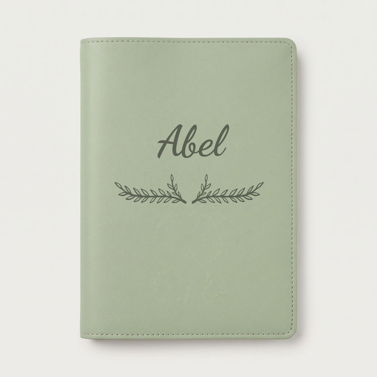 Protège carnet de santé personnalisé Abel — Vert sauge — prénom « Abel » gravé, ornement Bouquet