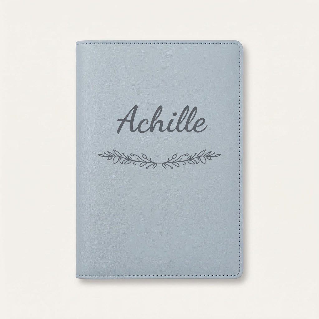 Protège carnet de santé personnalisé Achille — Bleu nuage — prénom « Achille » gravé, ornement Guirlande