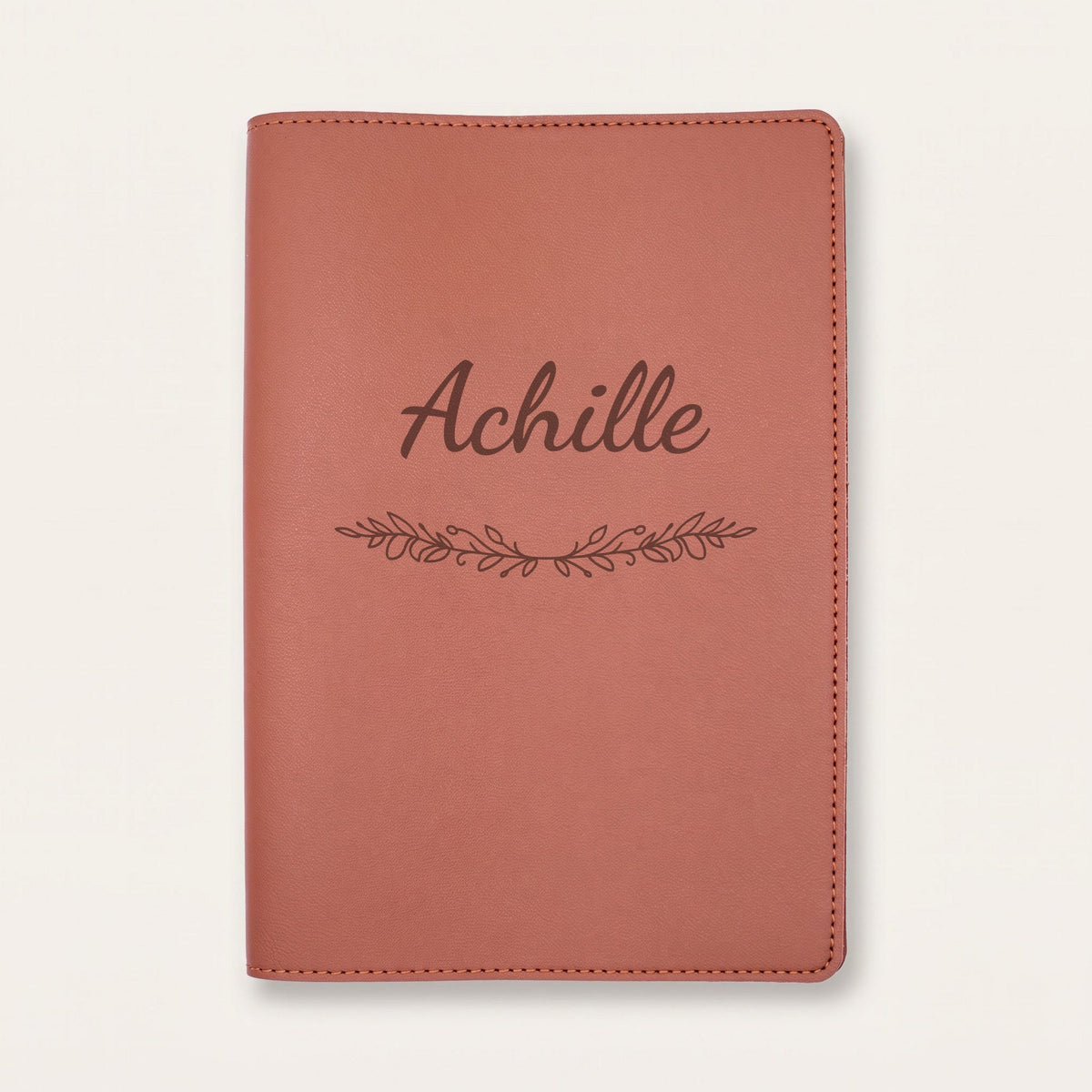 Protège carnet de santé personnalisé Achille — Chocolat — prénom « Achille » gravé, ornement Guirlande