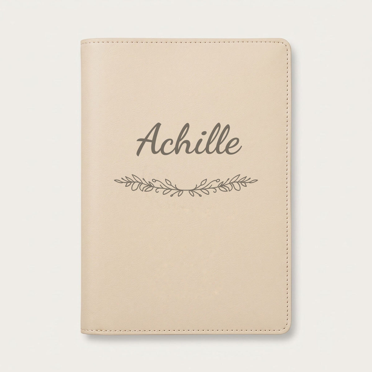 Protège carnet de santé personnalisé Achille — Crème vanille — prénom « Achille » gravé, ornement Guirlande