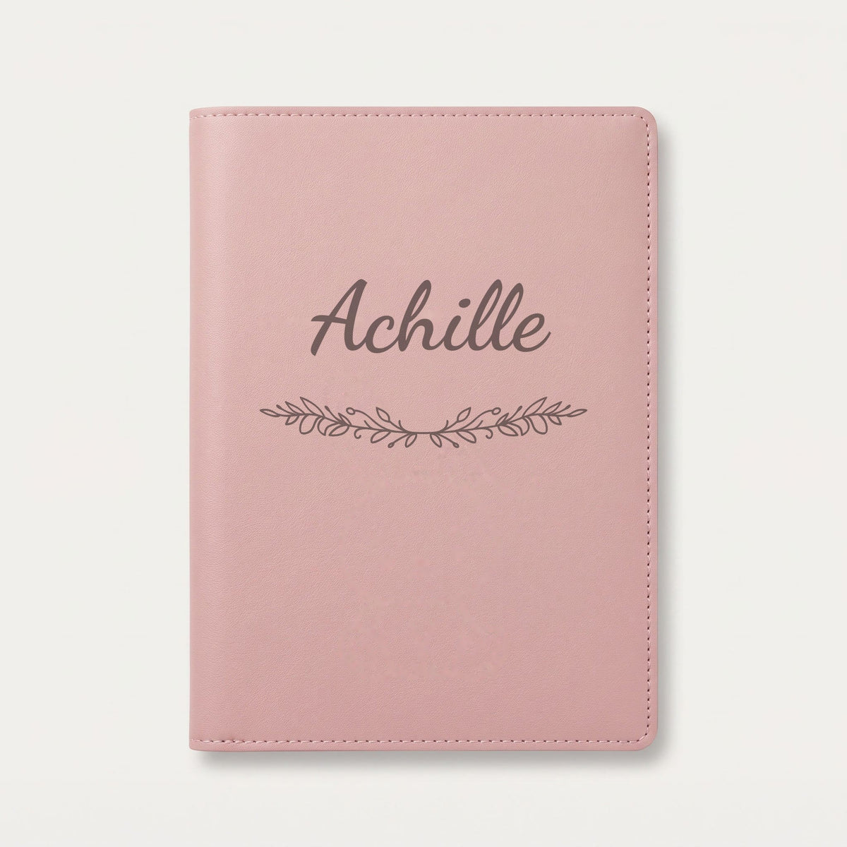 Protège carnet de santé personnalisé Achille — Rose dragée — prénom « Achille » gravé, ornement Guirlande