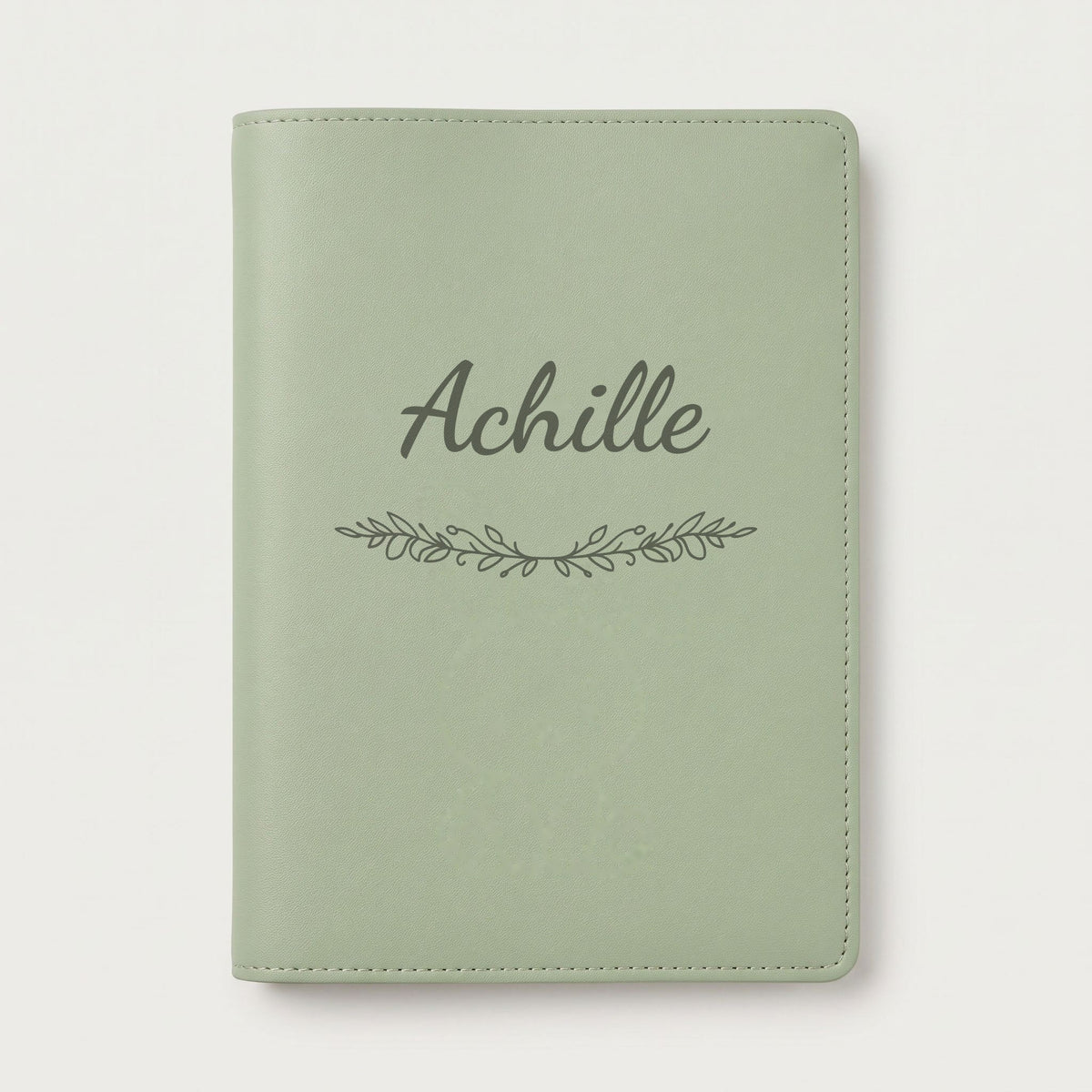 Protège carnet de santé personnalisé Achille — Vert sauge — prénom « Achille » gravé, ornement Guirlande