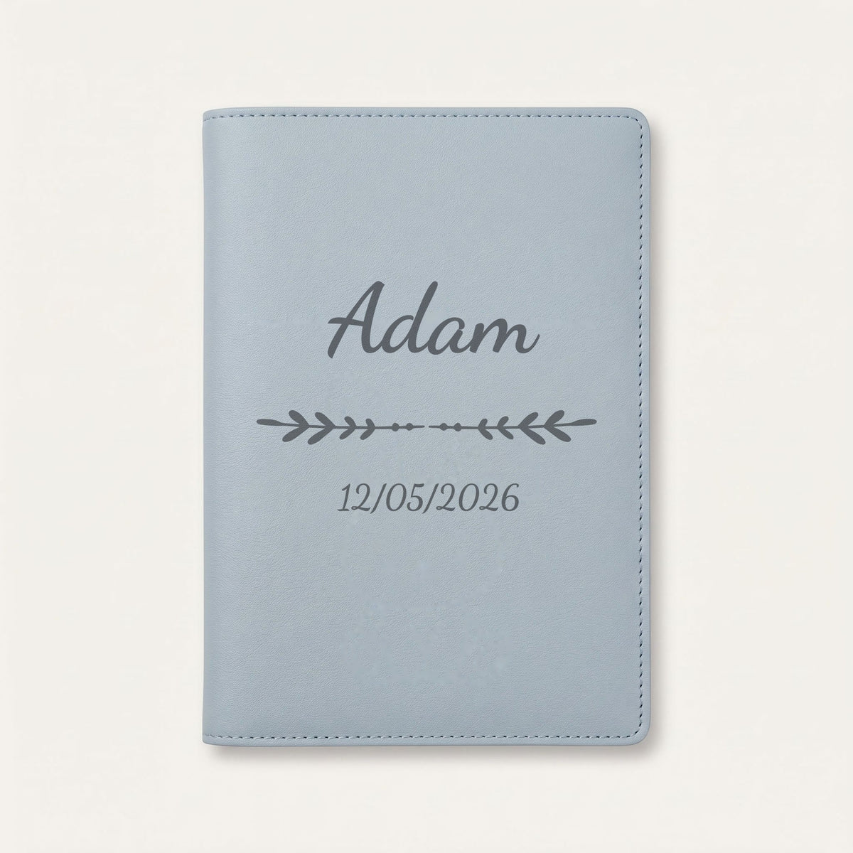 Protège carnet de santé personnalisé Adam — Bleu nuage — prénom « Adam », ornement Flèche et date de naissance « 12/05/2026 » gravés