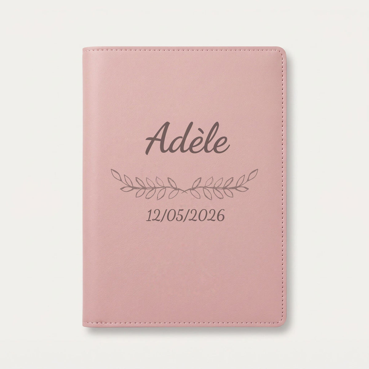 Protège carnet de santé personnalisé Adèle — Rose dragée — prénom « Adèle », ornement Feuillage et date de naissance « 12/05/2026 » gravés