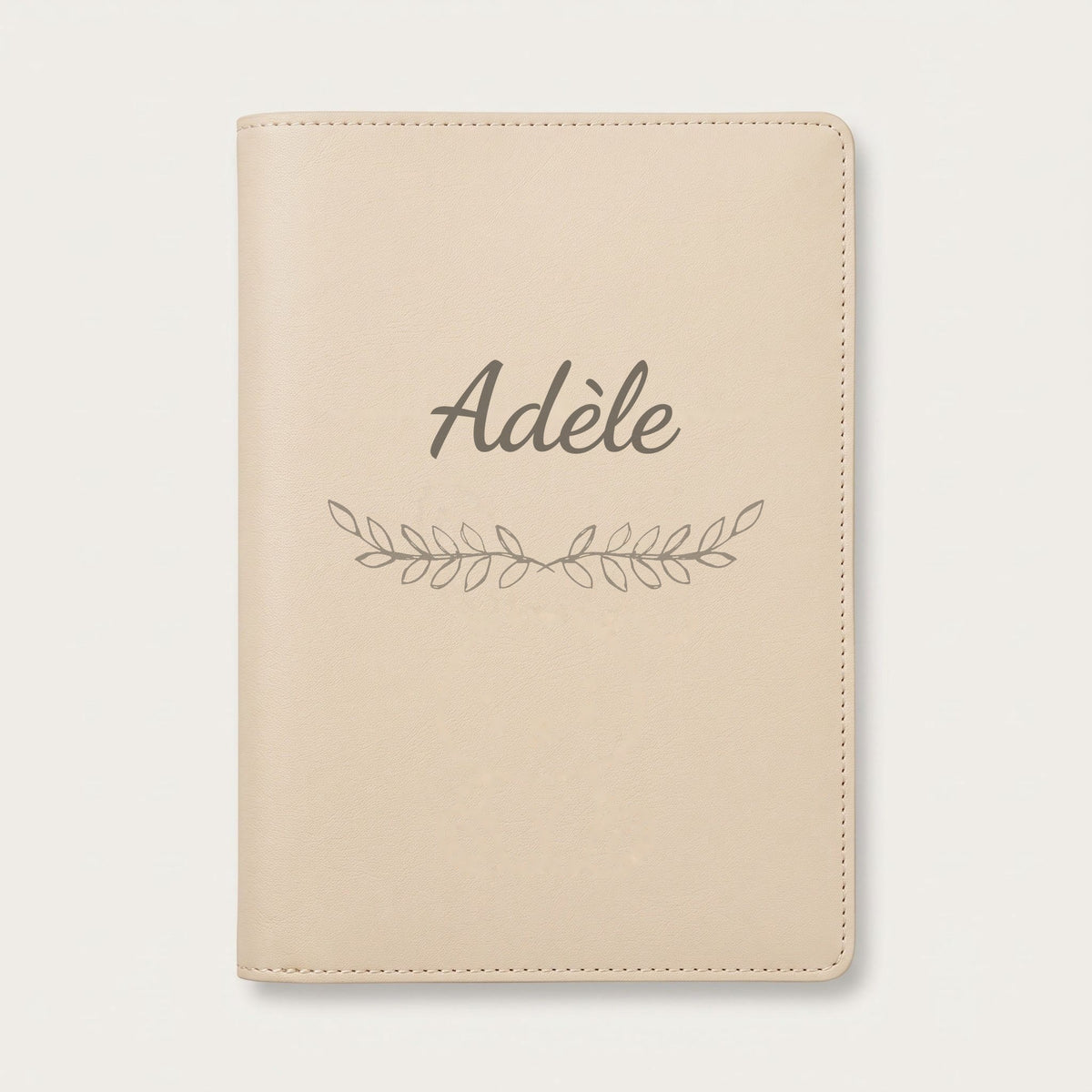 Protège carnet de santé personnalisé Adèle — Crème vanille — prénom « Adèle » gravé, ornement Feuillage
