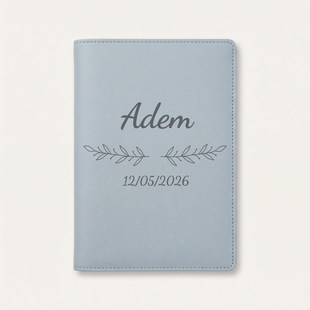 Protège carnet de santé personnalisé Adem — Bleu nuage — prénom « Adem », ornement Rameaux et date de naissance « 12/05/2026 » gravés