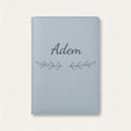 Protège carnet de santé personnalisé Adem — Bleu nuage — prénom « Adem » gravé, ornement Rameaux