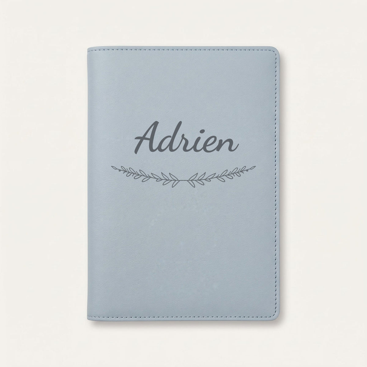 Protège carnet de santé personnalisé Adrien — Bleu nuage — prénom « Adrien » gravé, ornement Brindilles