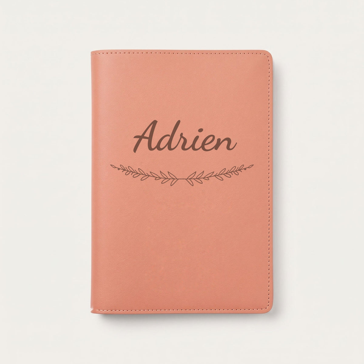 Protège carnet de santé personnalisé Adrien — Terracotta — prénom « Adrien » gravé, ornement Brindilles