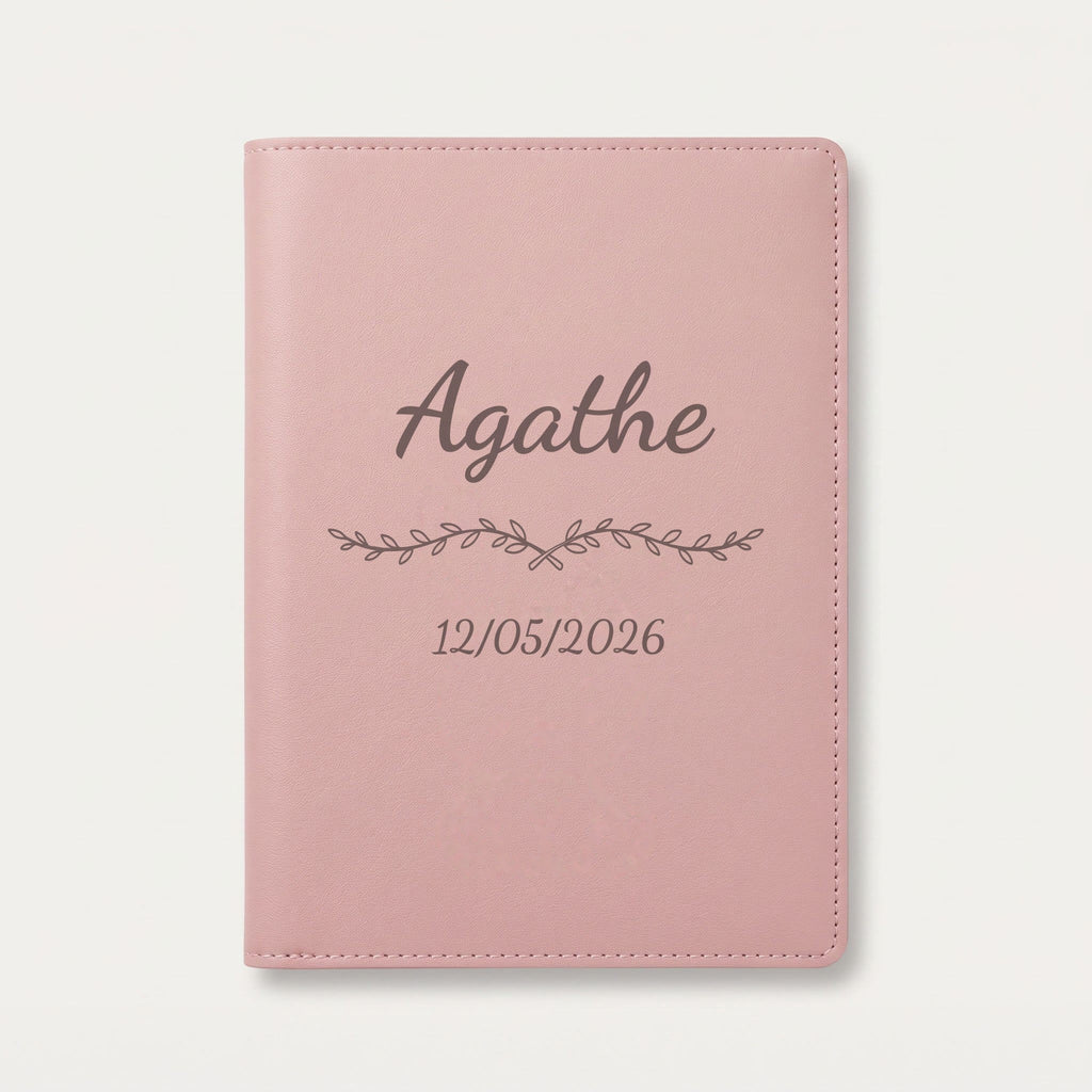 Protège carnet de santé personnalisé Agathe — Rose dragée — prénom « Agathe », ornement Liane et date de naissance « 12/05/2026 » gravés