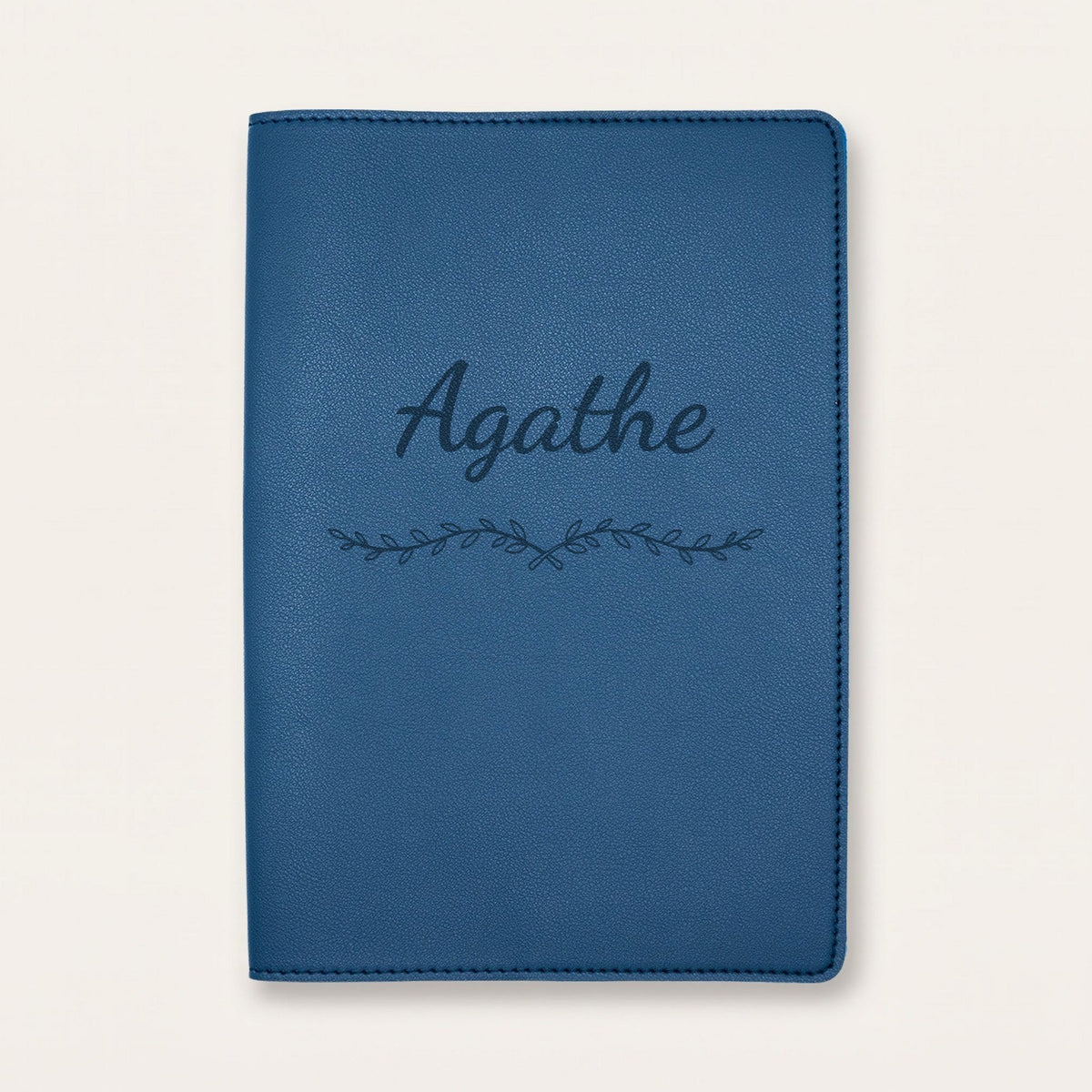 Protège carnet de santé personnalisé Agathe — Bleu nuit — prénom « Agathe » gravé, ornement Liane