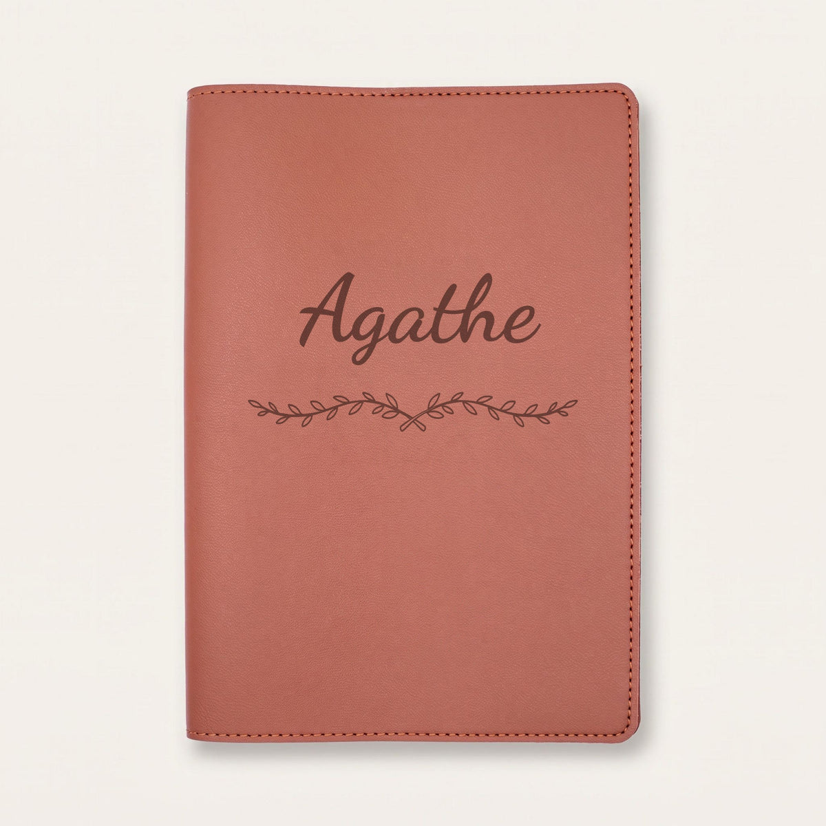 Protège carnet de santé personnalisé Agathe — Chocolat — prénom « Agathe » gravé, ornement Liane