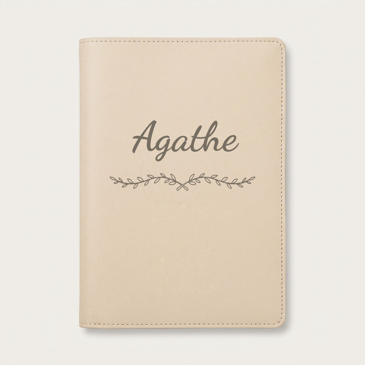 Protège carnet de santé personnalisé Agathe — Crème vanille — prénom « Agathe » gravé, ornement Liane