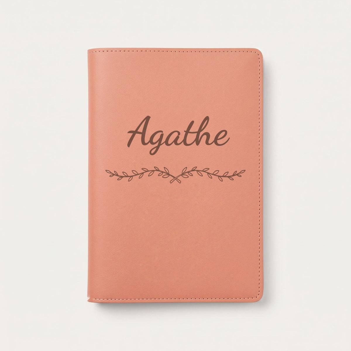 Protège carnet de santé personnalisé Agathe — Terracotta — prénom « Agathe » gravé, ornement Liane