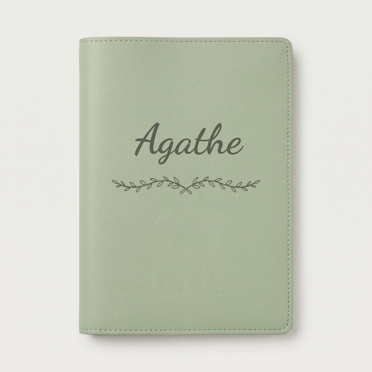 Protège carnet de santé personnalisé Agathe — Vert sauge — prénom « Agathe » gravé, ornement Liane