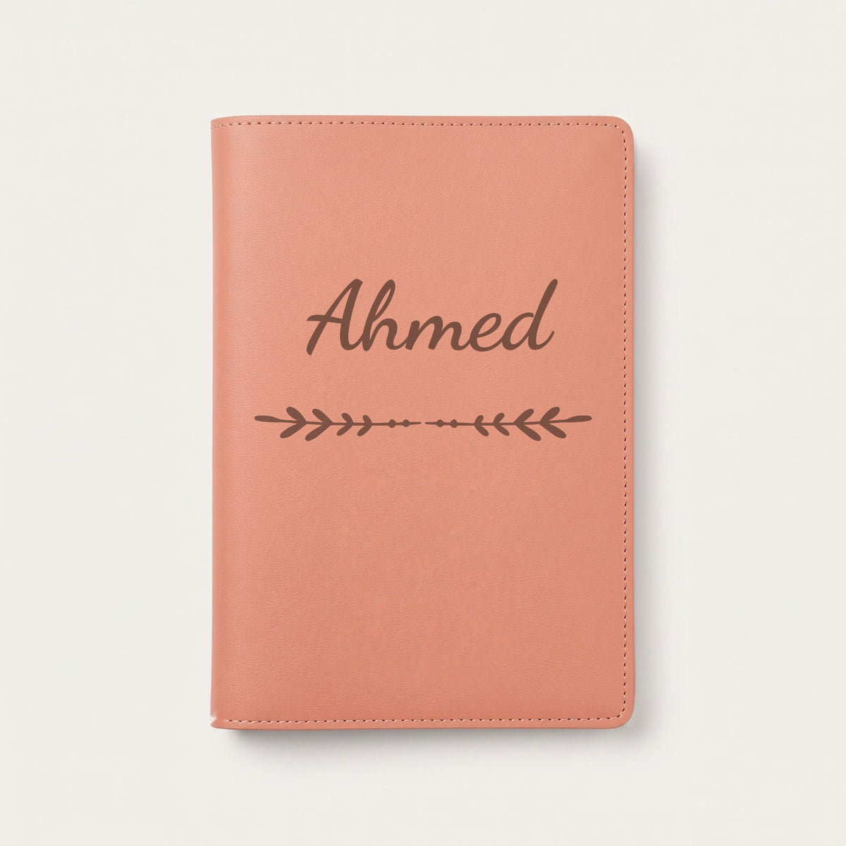Protège carnet de santé personnalisé Ahmed — Terracotta — prénom « Ahmed » gravé, ornement Flèche